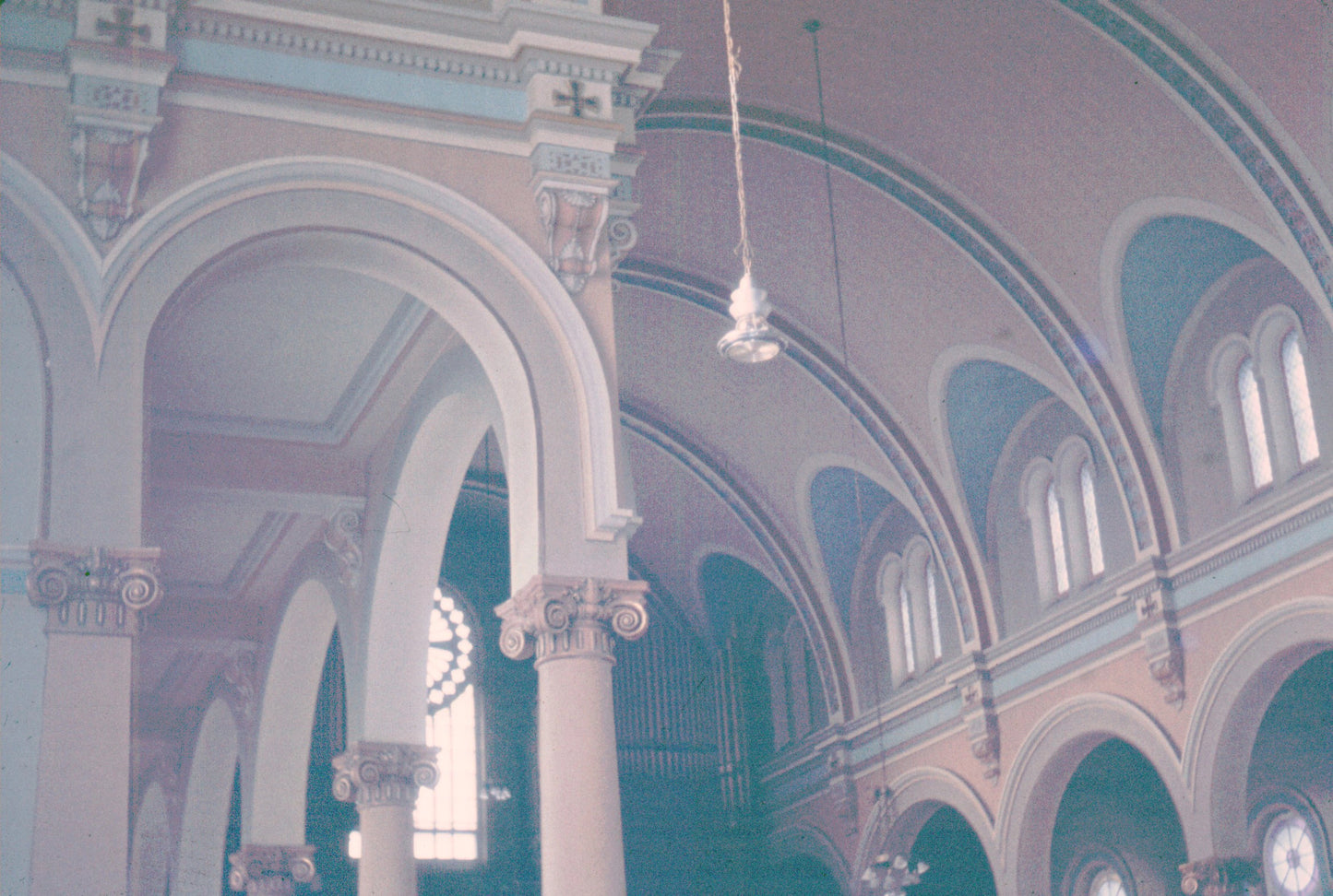 Intérieur de l'église Saint-François d'Assise