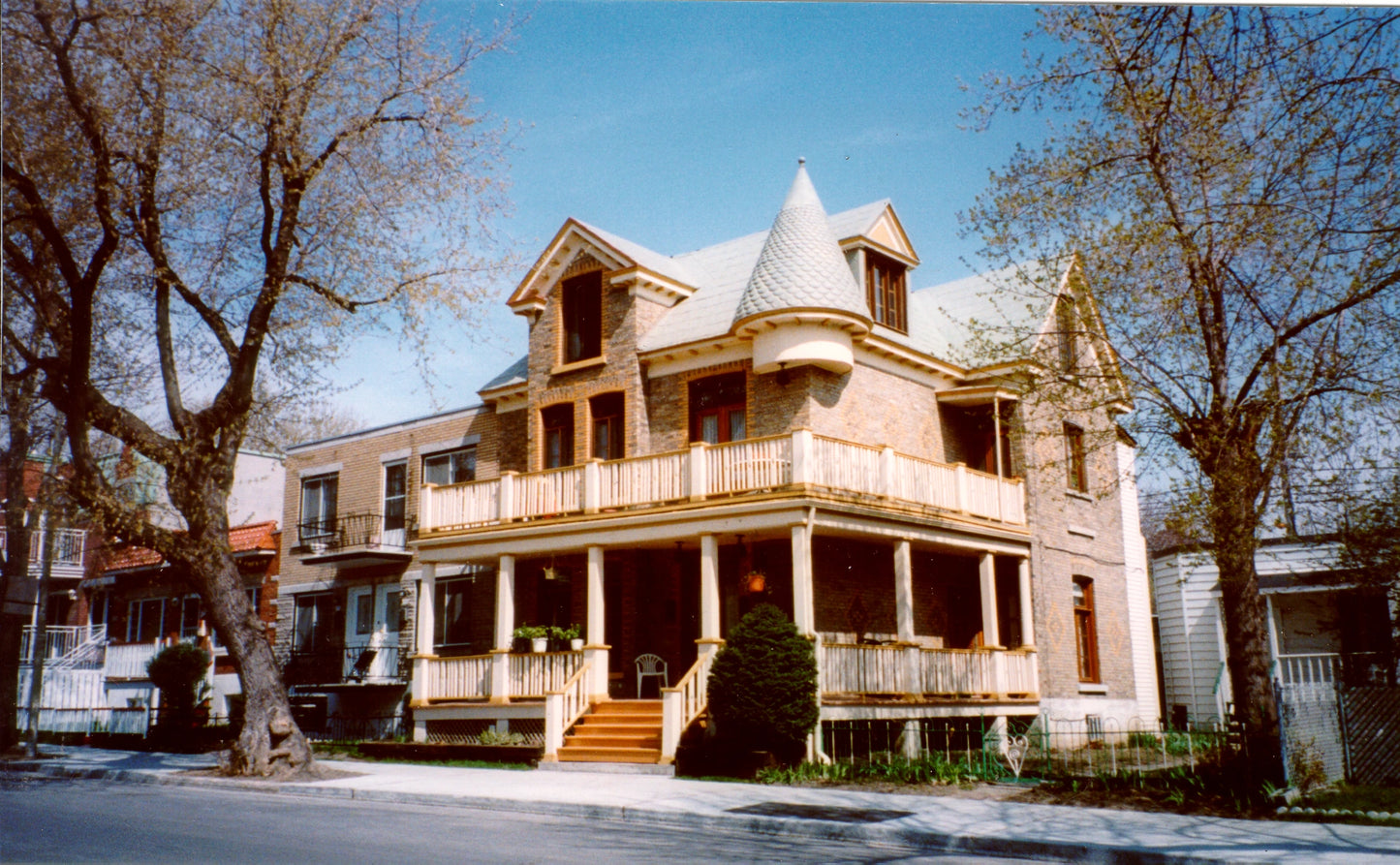 Maison avec pignon et grande galerie