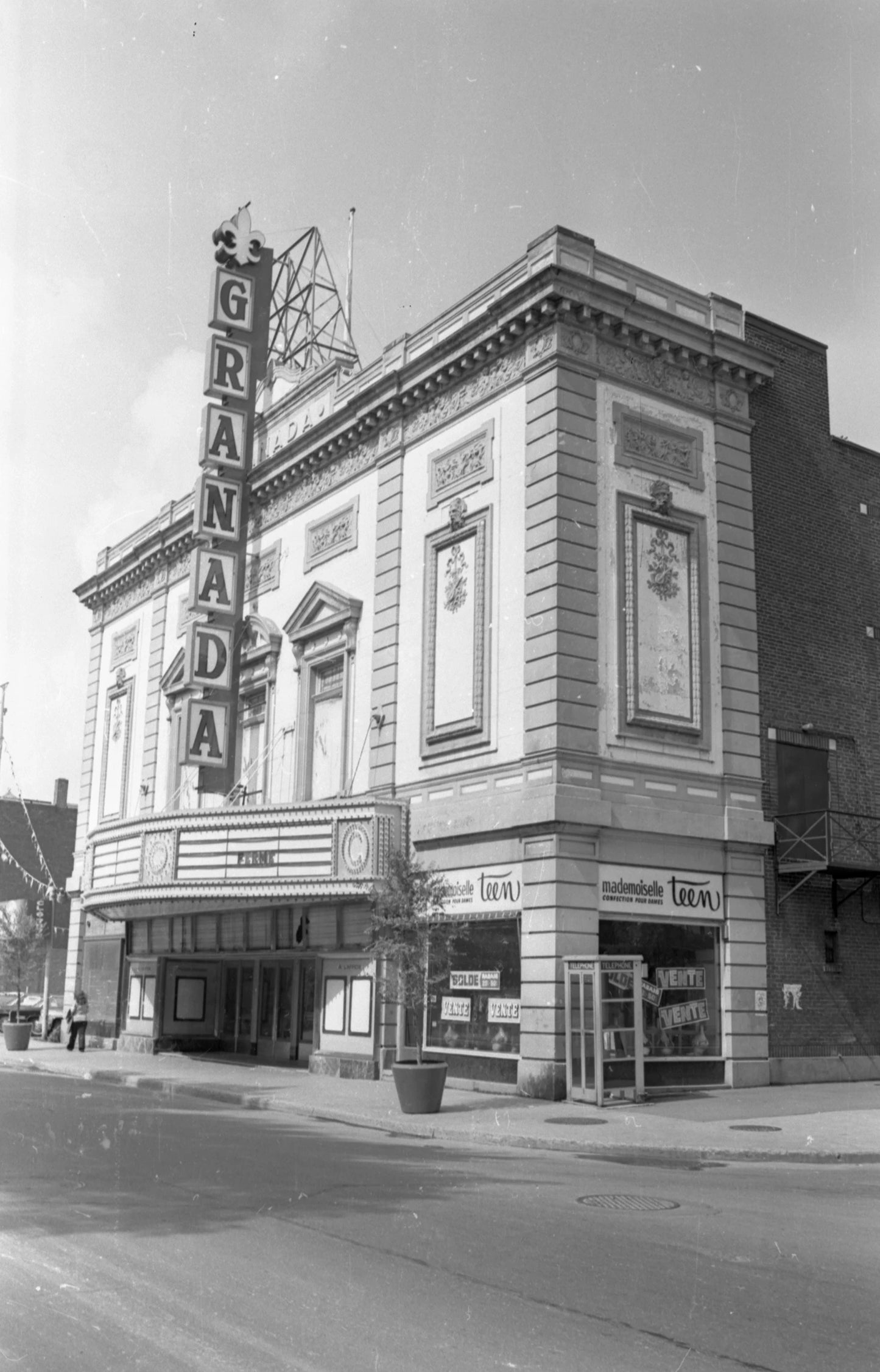 Cinéma Granada et boutique Mademoiselle Teen