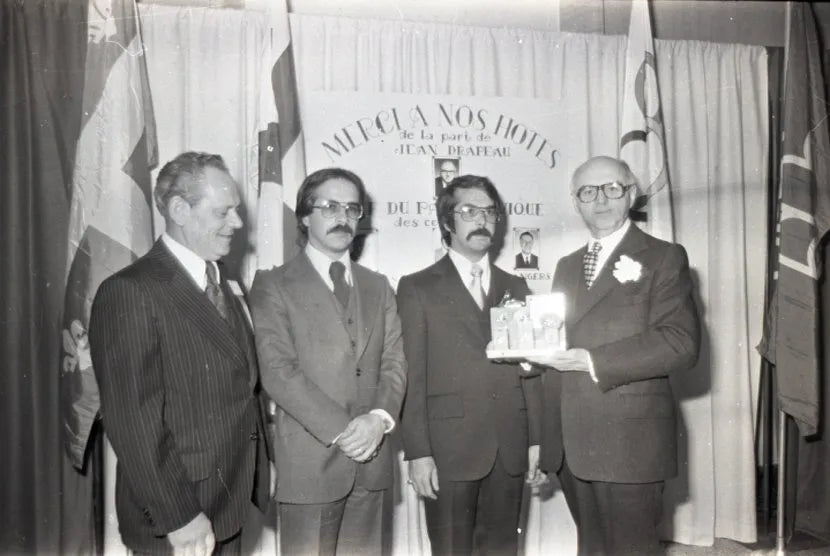 Jean Drapeau remettant des médailles