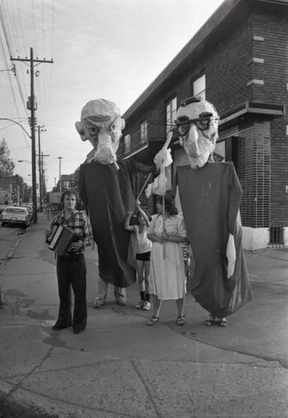 Accordéoniste et poupées géantes