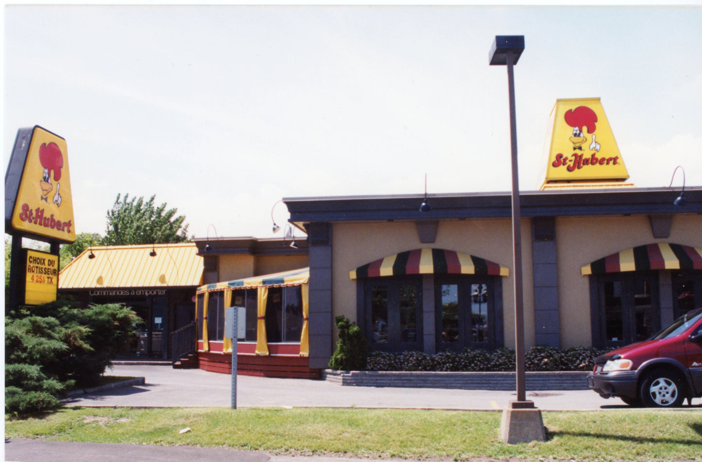 Façade de la rôtisserie St-Hubert