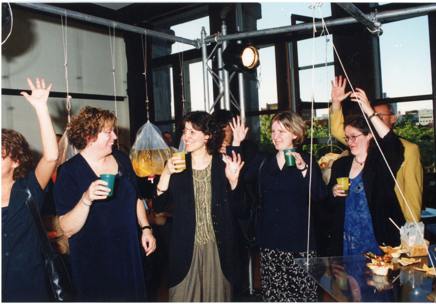 Groupe de femmes malentendantes disant "Bravo !"