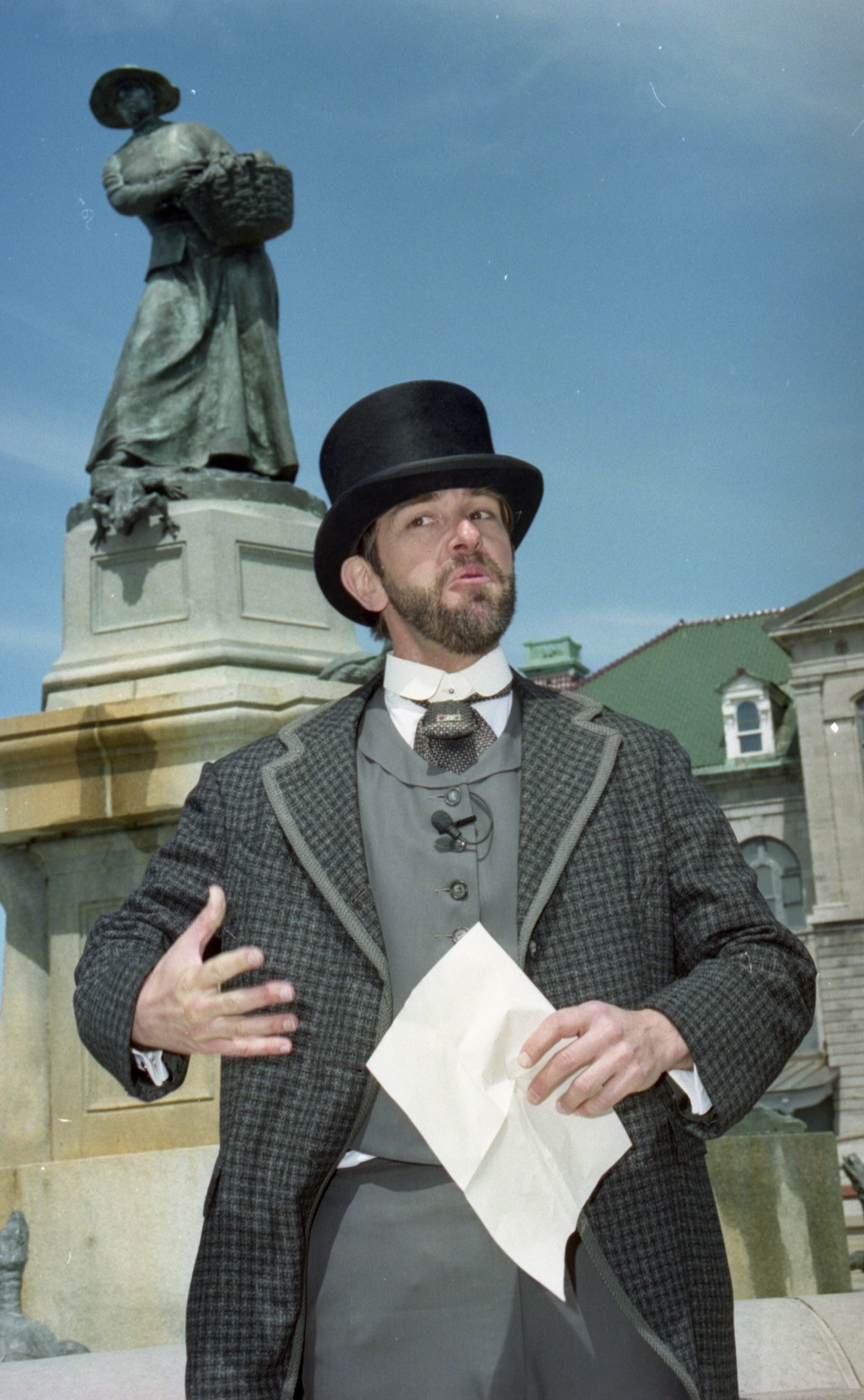 Homme costumé devant la Statue La Fermière