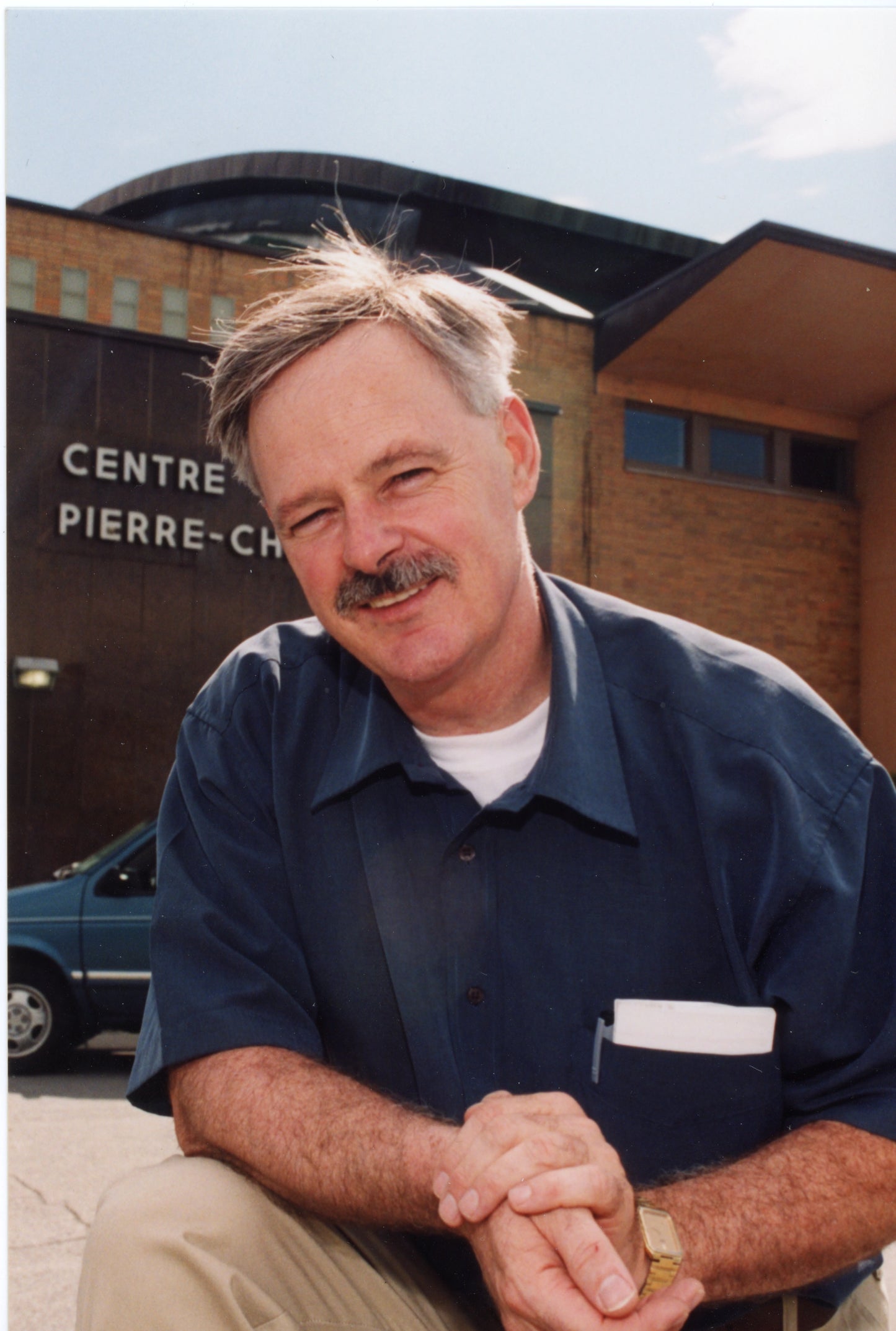 Daniel Paquette devant le Centre Pierre-Charbonneau