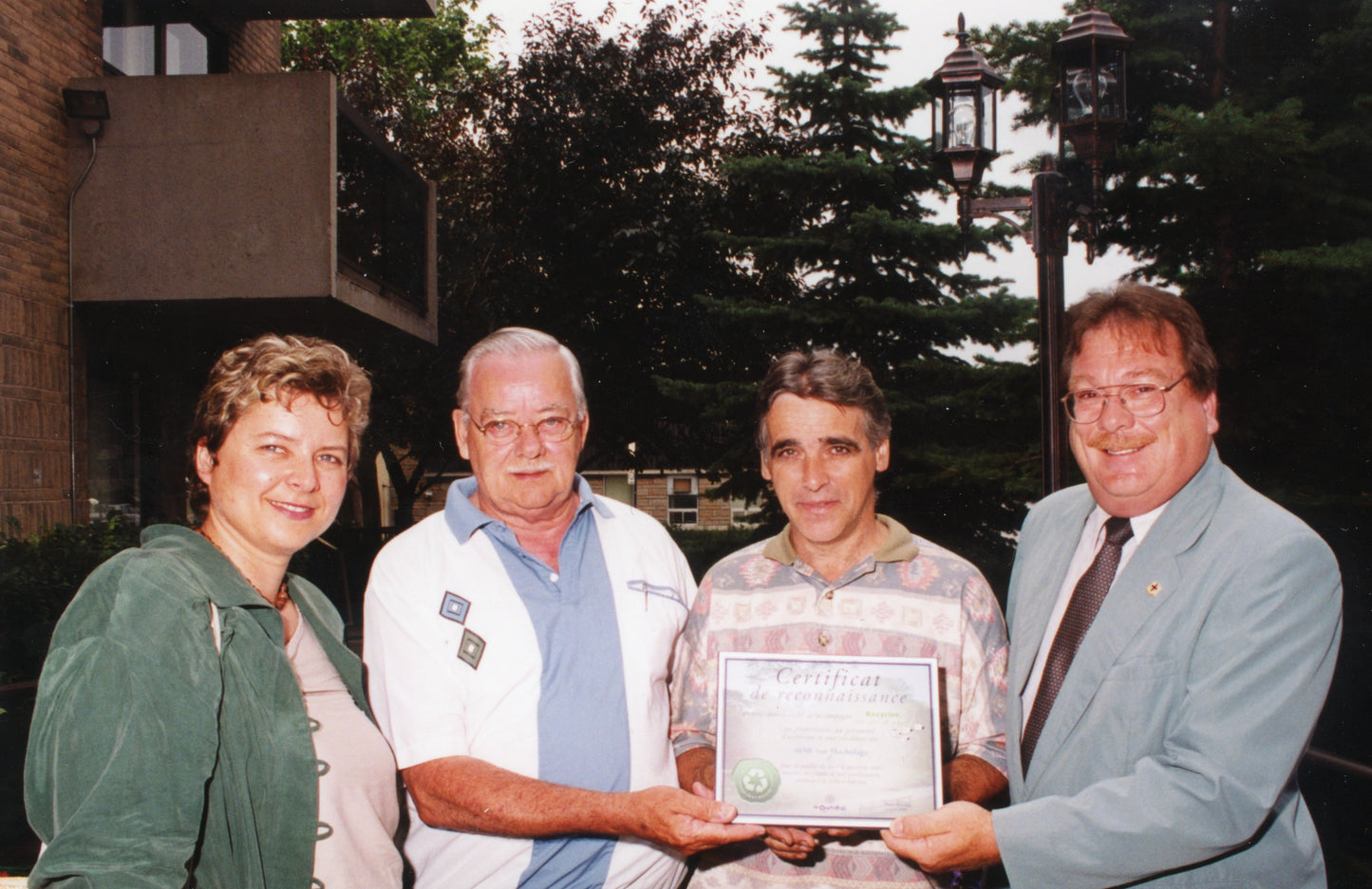 Remise d'un certificat de reconnaissance