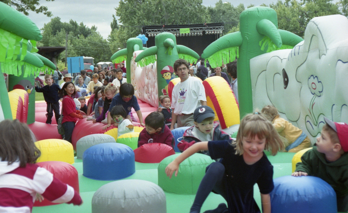 Enfants jouant dans des jeux gonflables