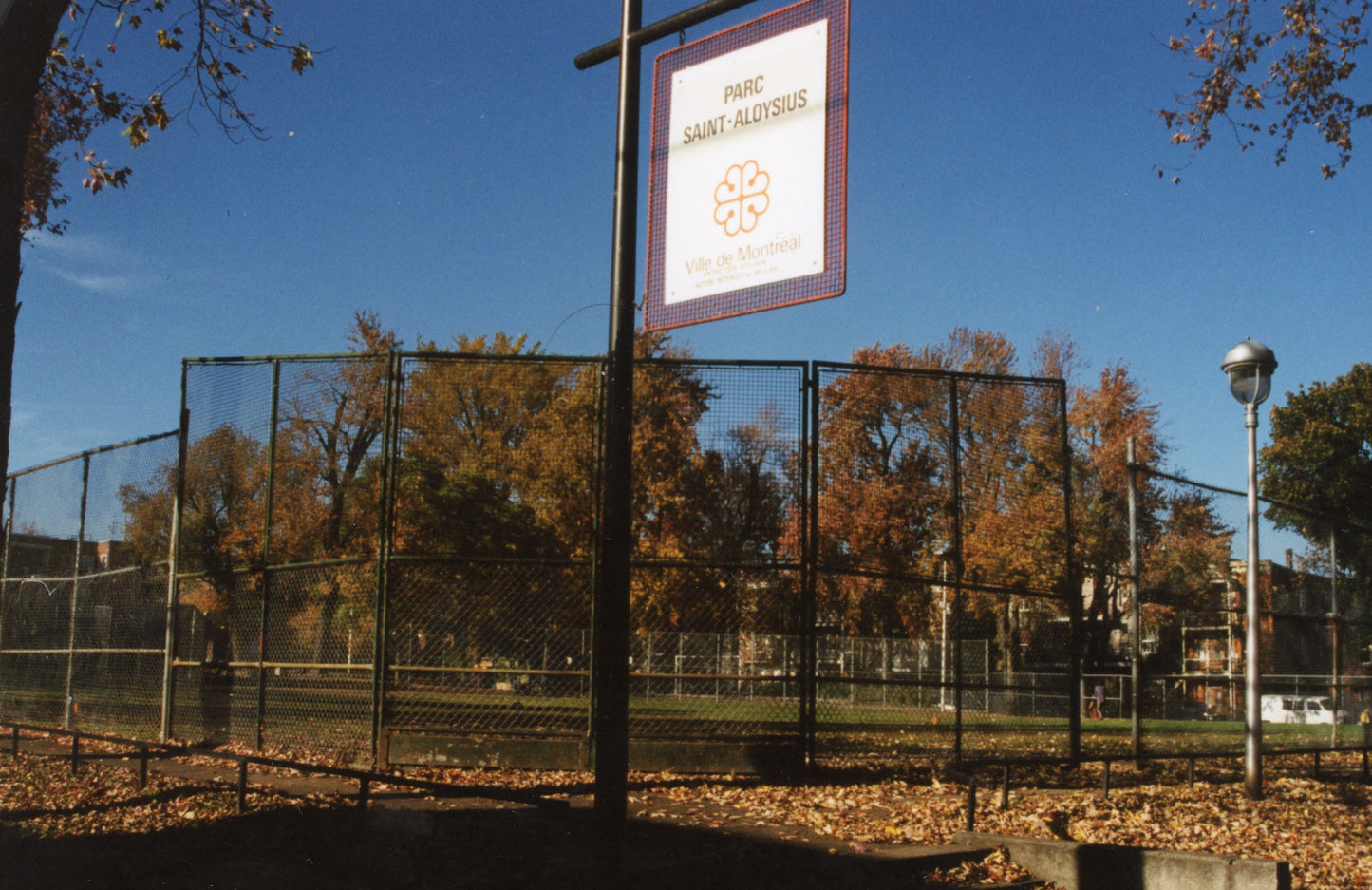 Le parc et l'enseigne du parc Saint-Aloysius