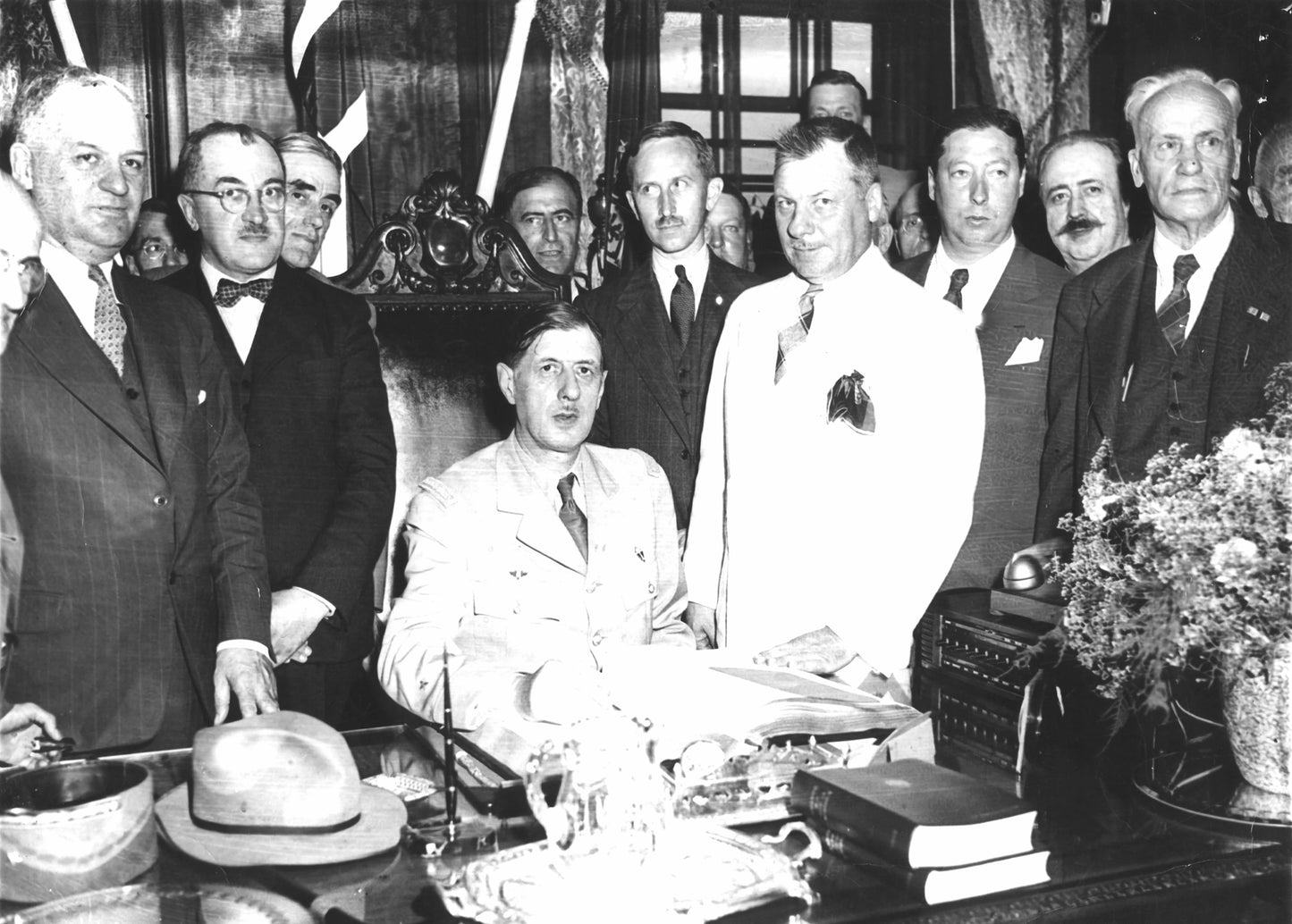 Maire Adhémar Raynaud et le général de Gaulle signant le livre d'or de la Ville de Montréal