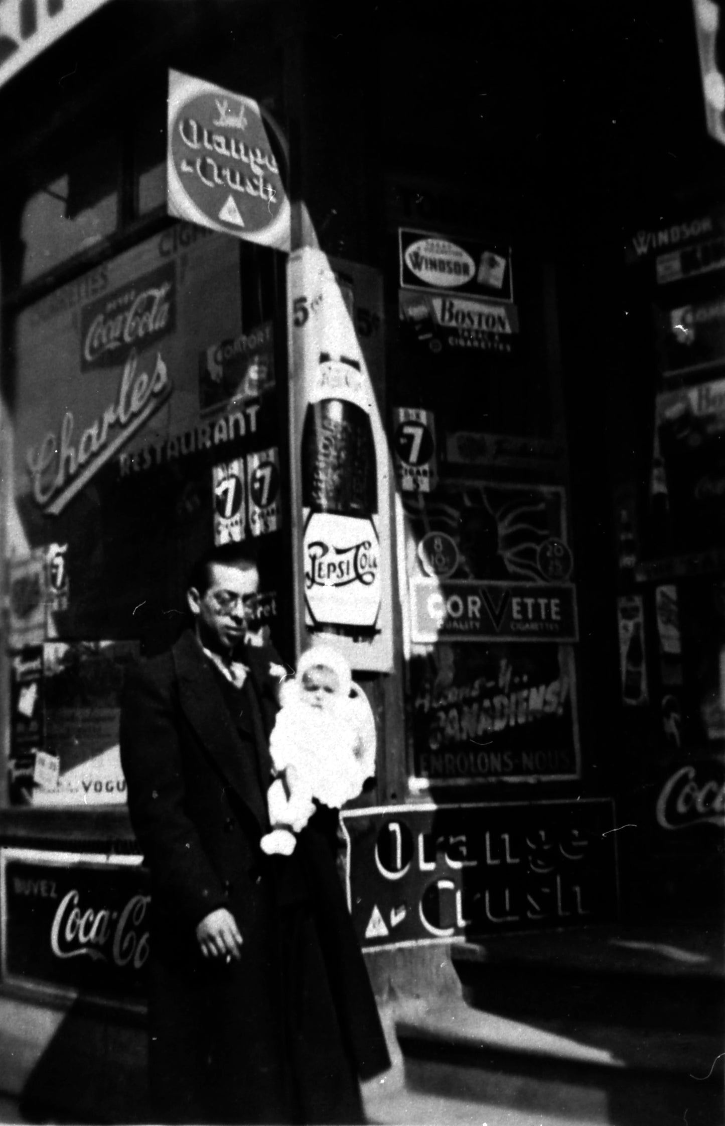 Portrait de Gérard Charbonneau tenant un bébé