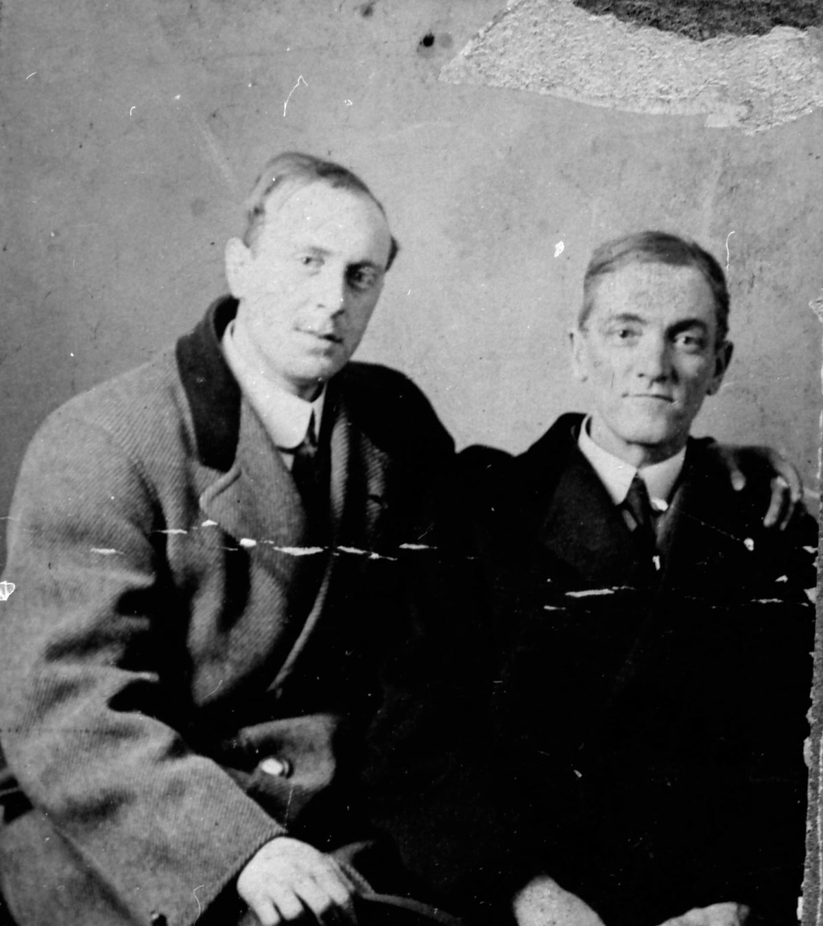 Deux hommes assis