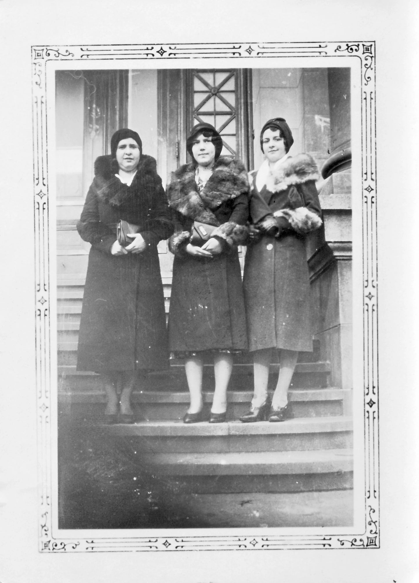 3 femmes devant le portail du Bain Morgan