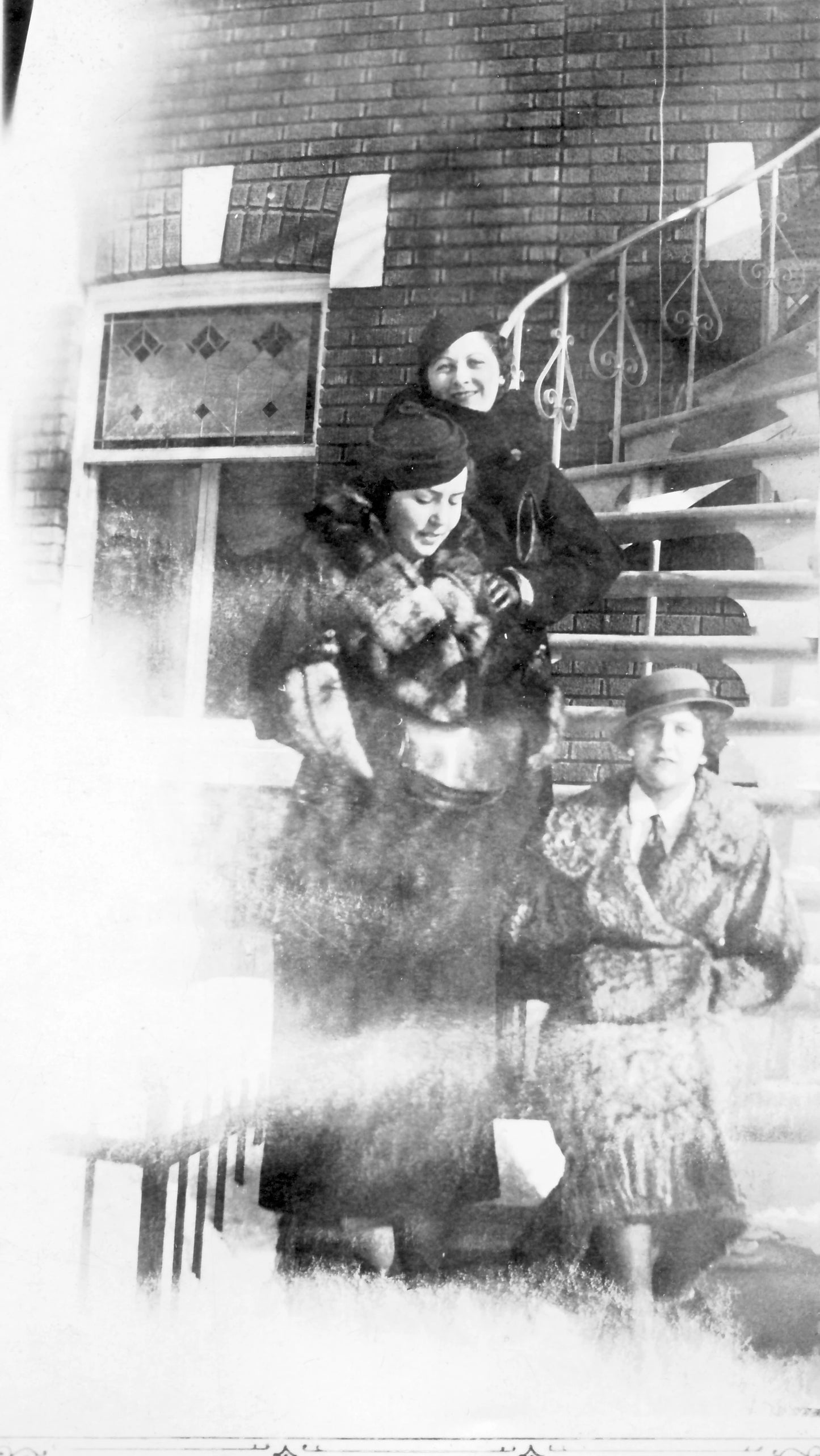 3 femmes devant escalier