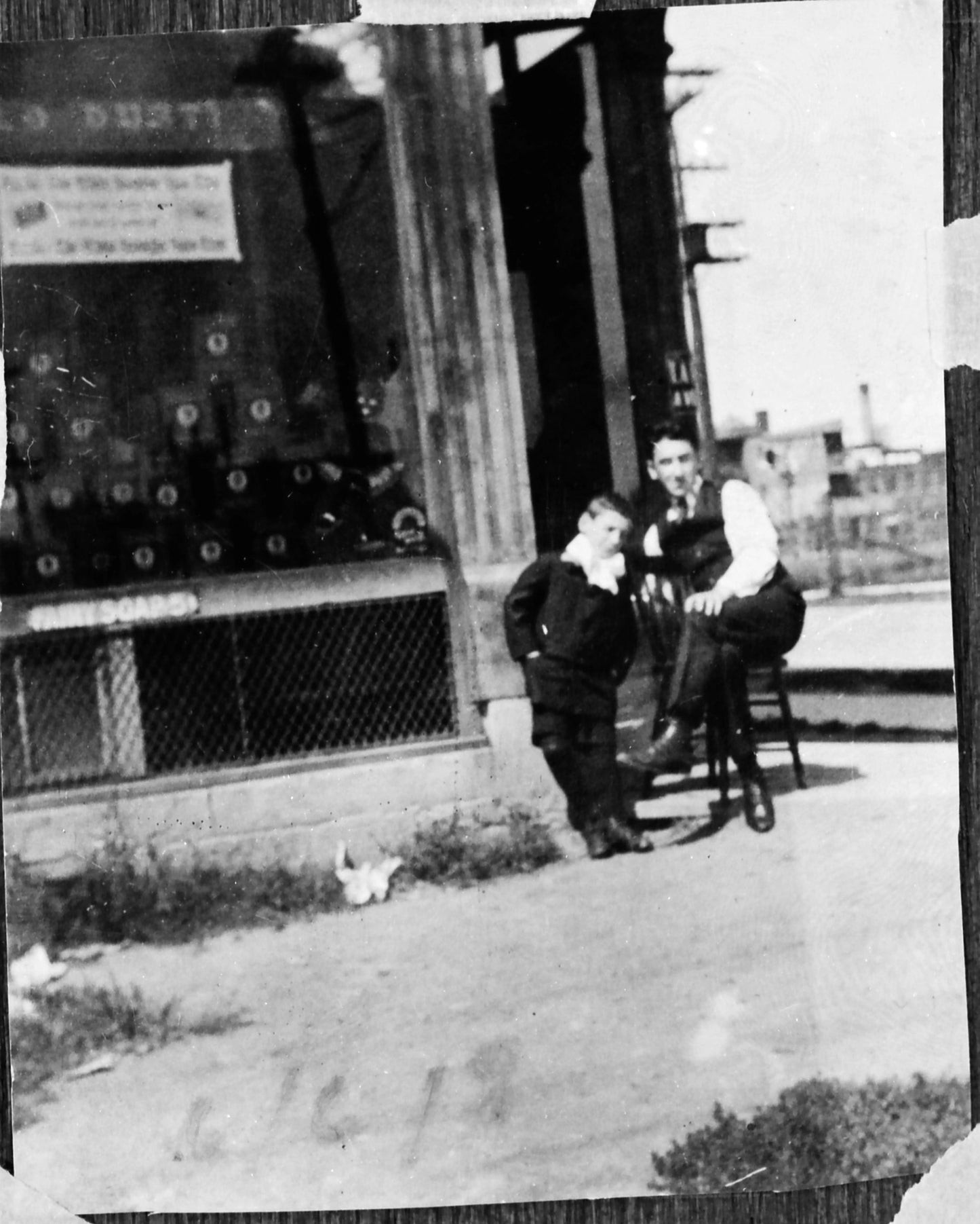 Homme et enfant devant une épicerie