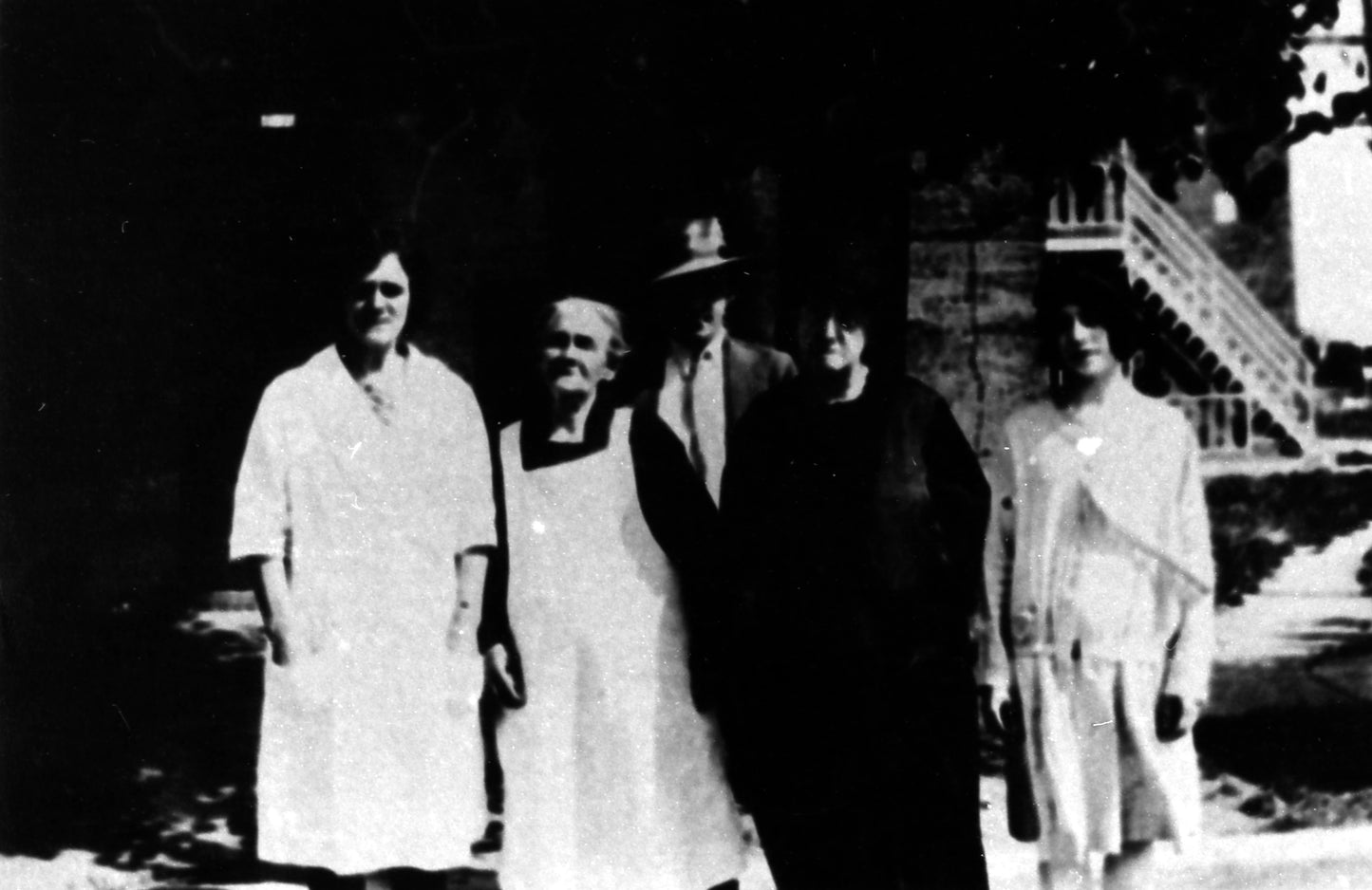 Famille devant leur maison