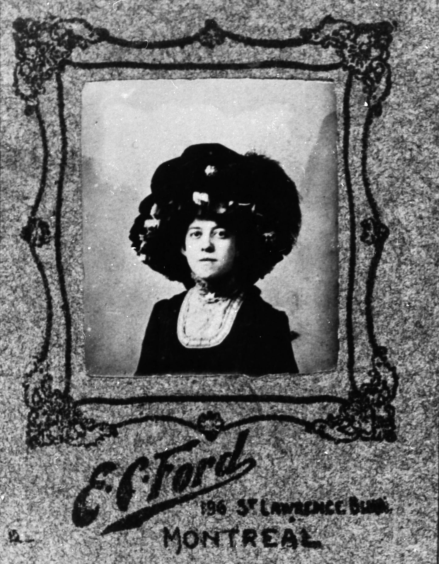 Jeune femme au chapeau