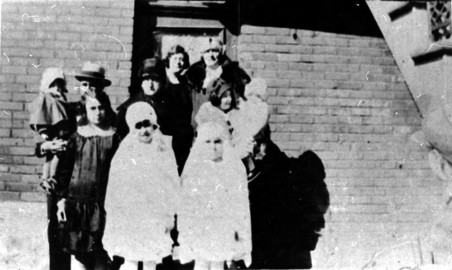 Premières communiantes devant leur maison