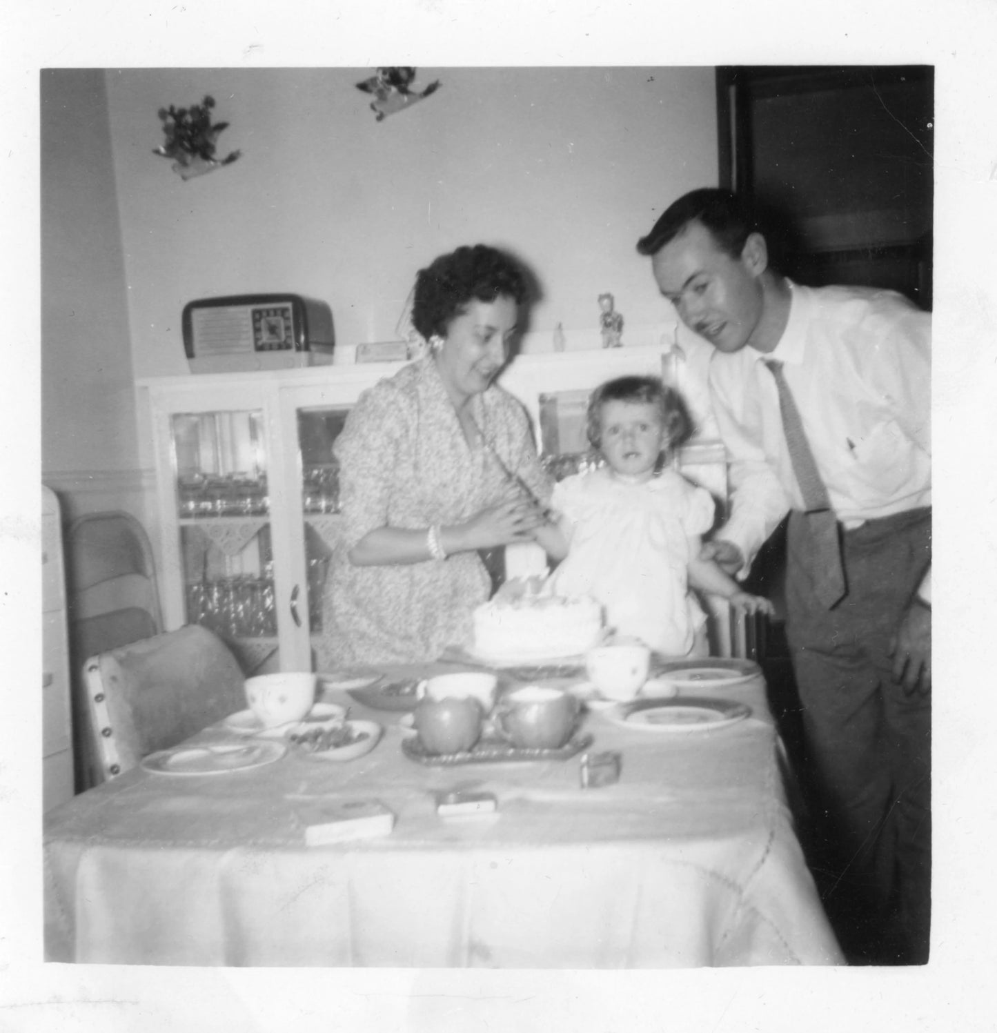 Parrain et marraine autour de l'enfant