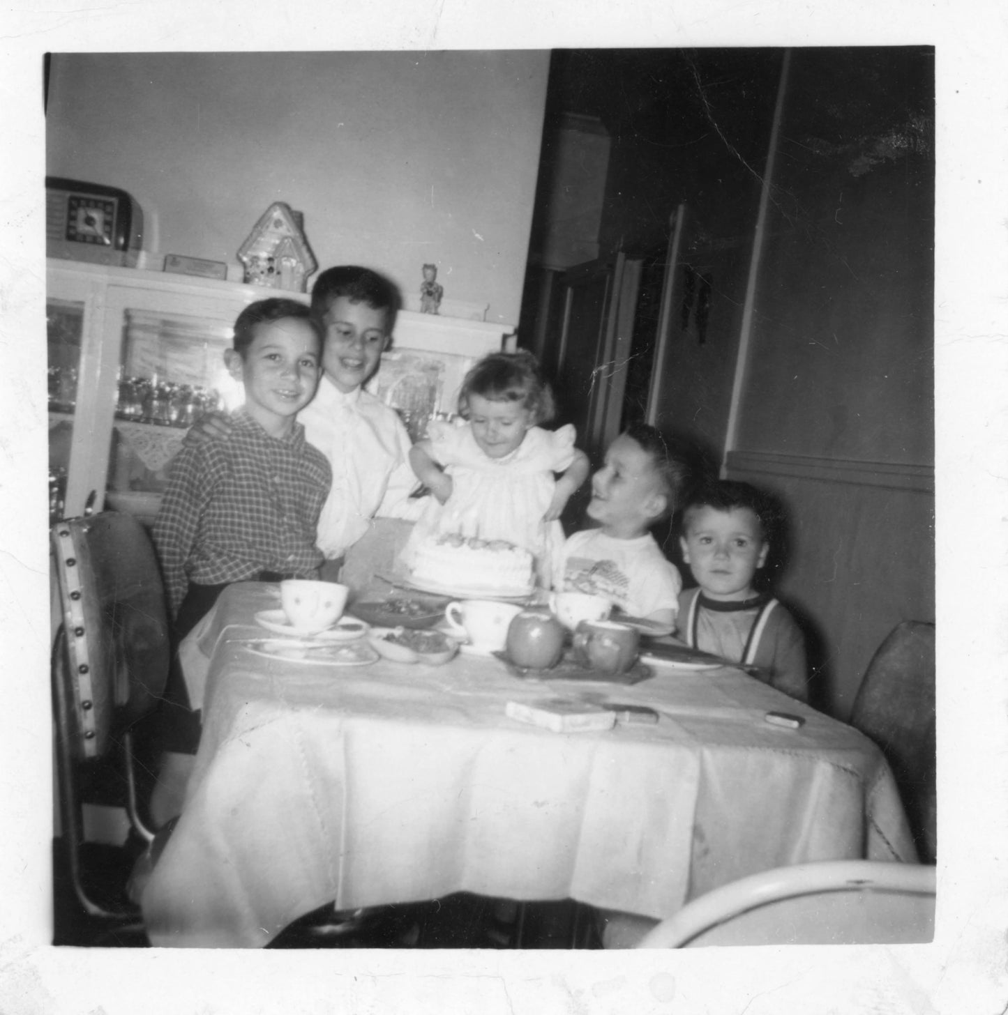 Enfants entourant la fêtée