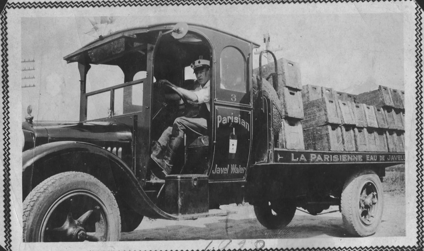 Camion #3 de livraison de l'eau de javelle La Parisienne