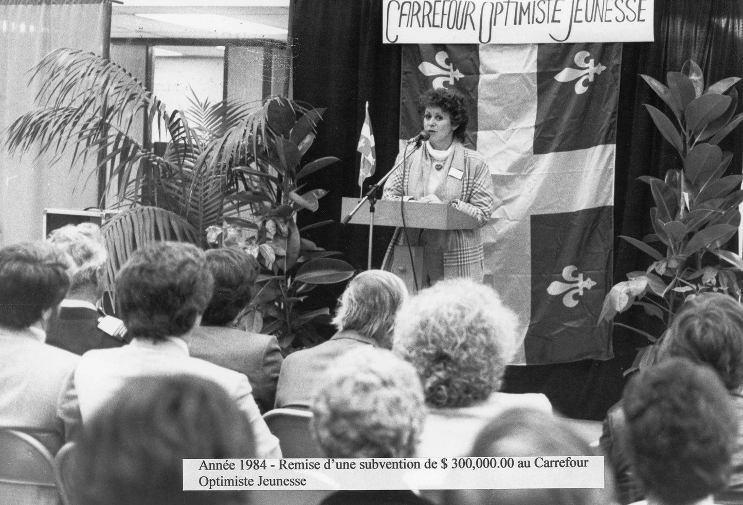 Louise Harel remet une subvention au Carrefour Optimiste Jeunesse