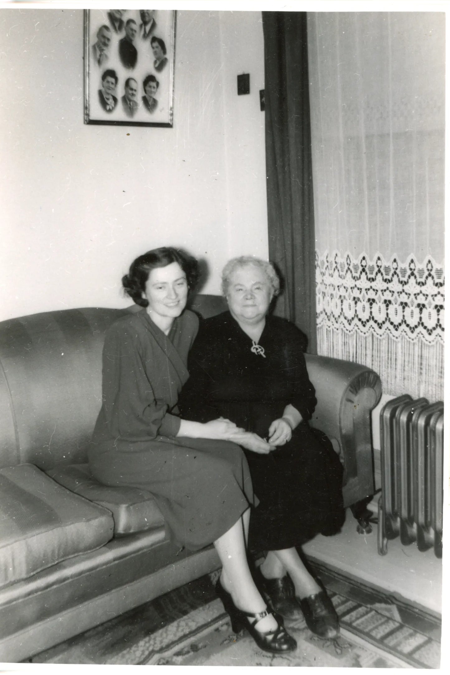 Mère et fille sur un divan