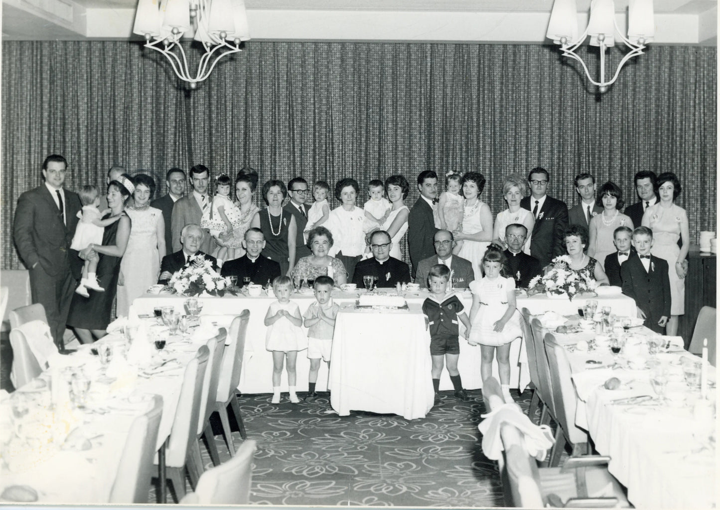 Famille Charbonneau dans une salle de réception