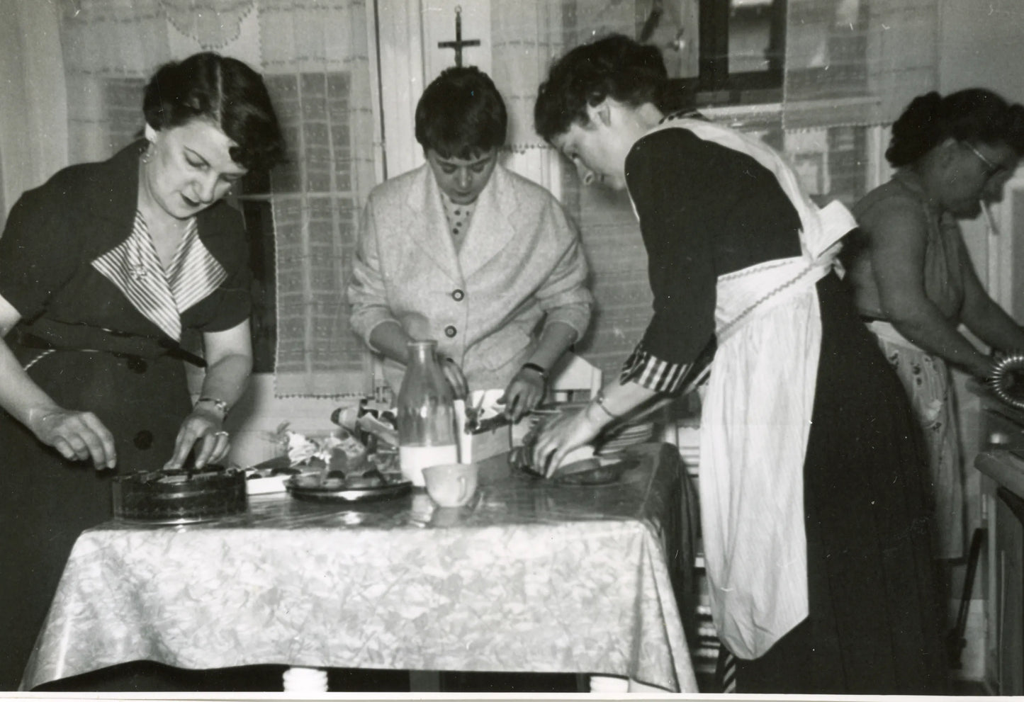 Yolande Riel et ses tantes à la cuisine