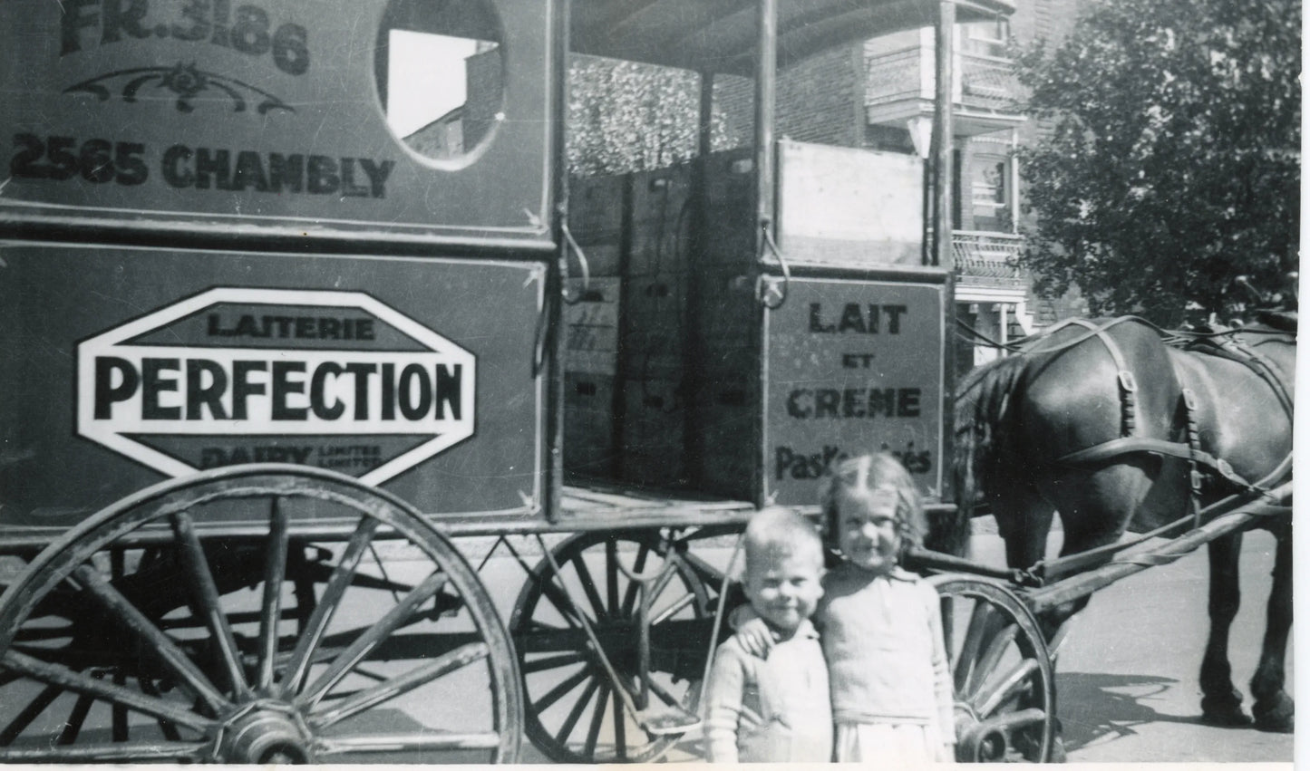 Enfants devant une voiture de livraison