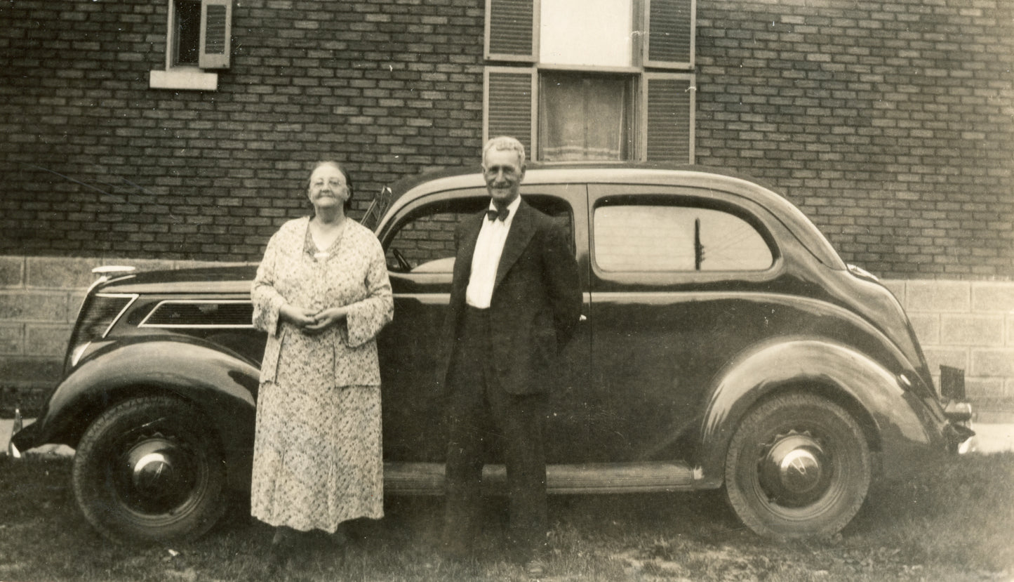 Celina Brouillette et Octave Lespérance devant une voiture