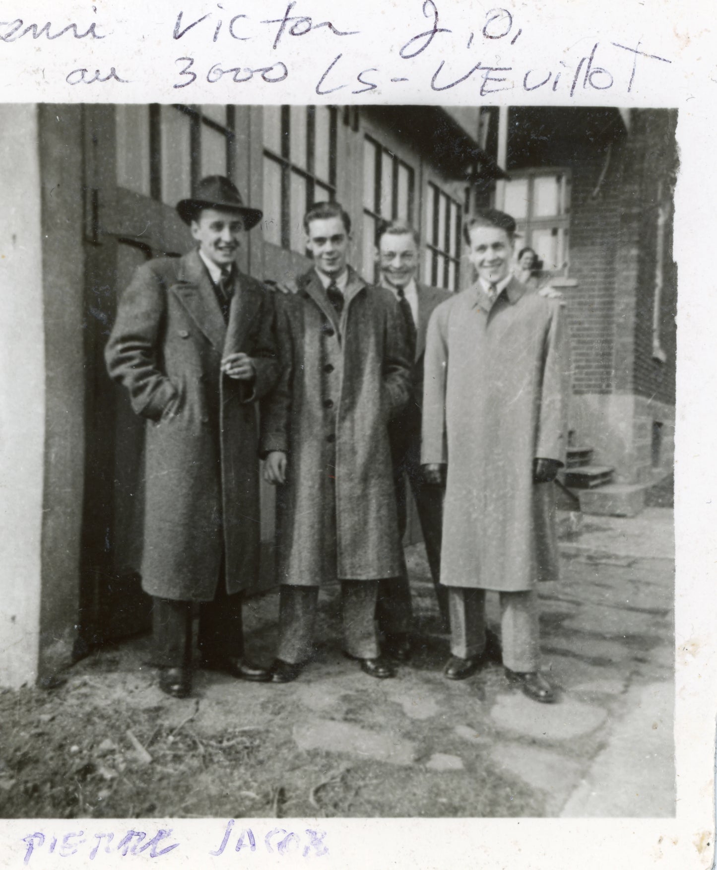 Un groupe de jeunes hommes