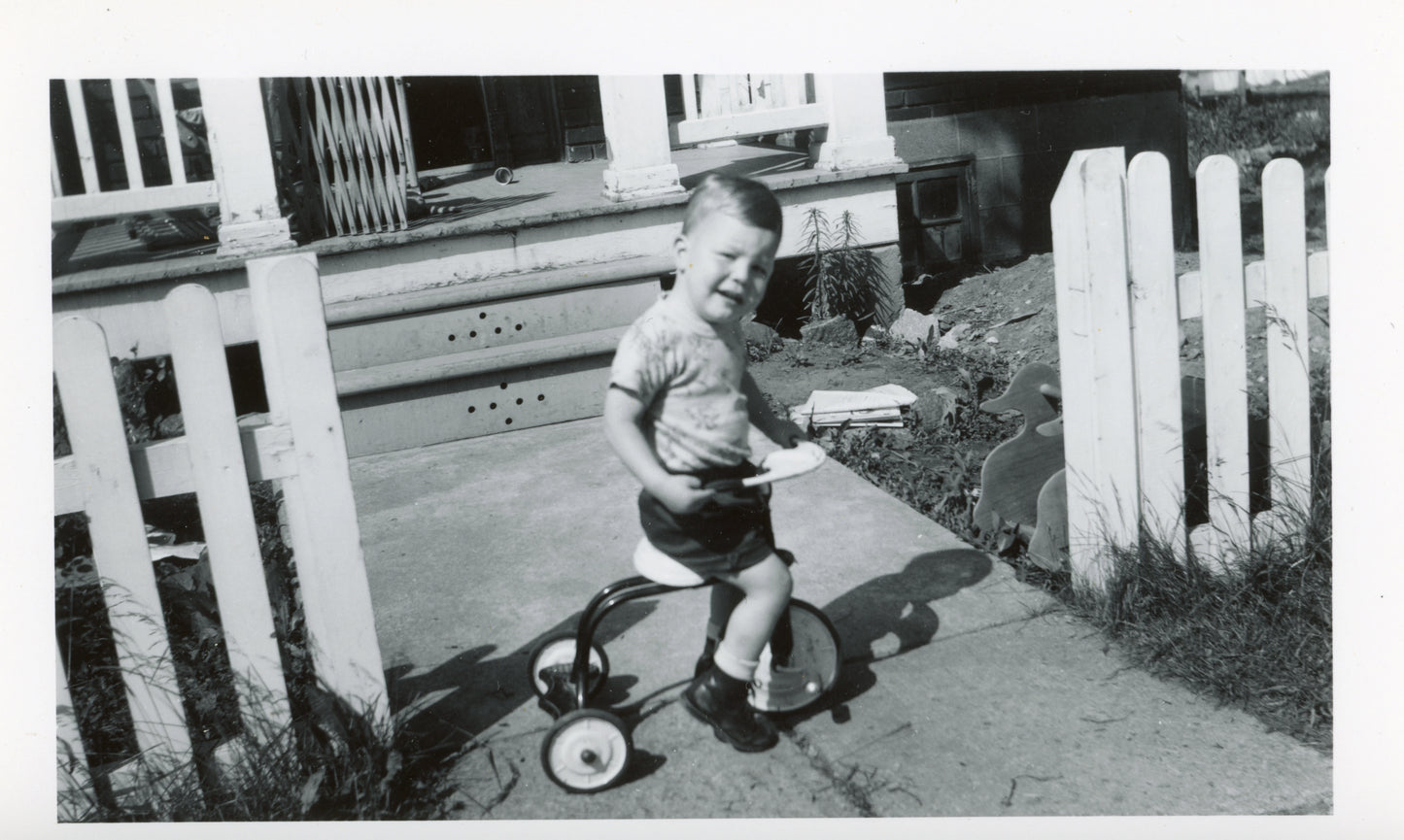 Un enfant sur son tricycle