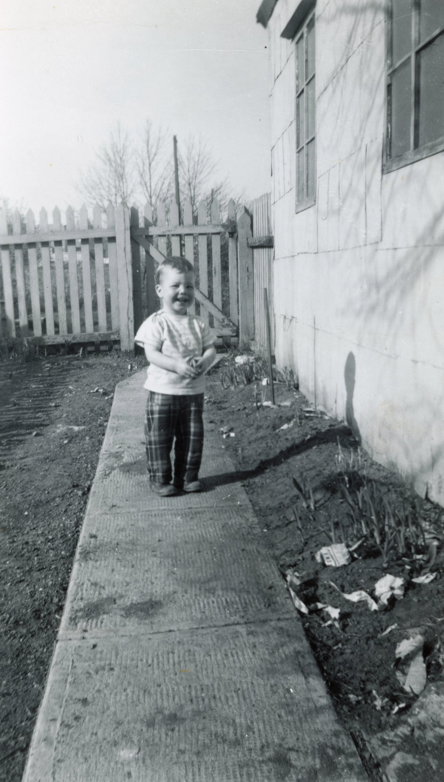 Enfant dans une cour