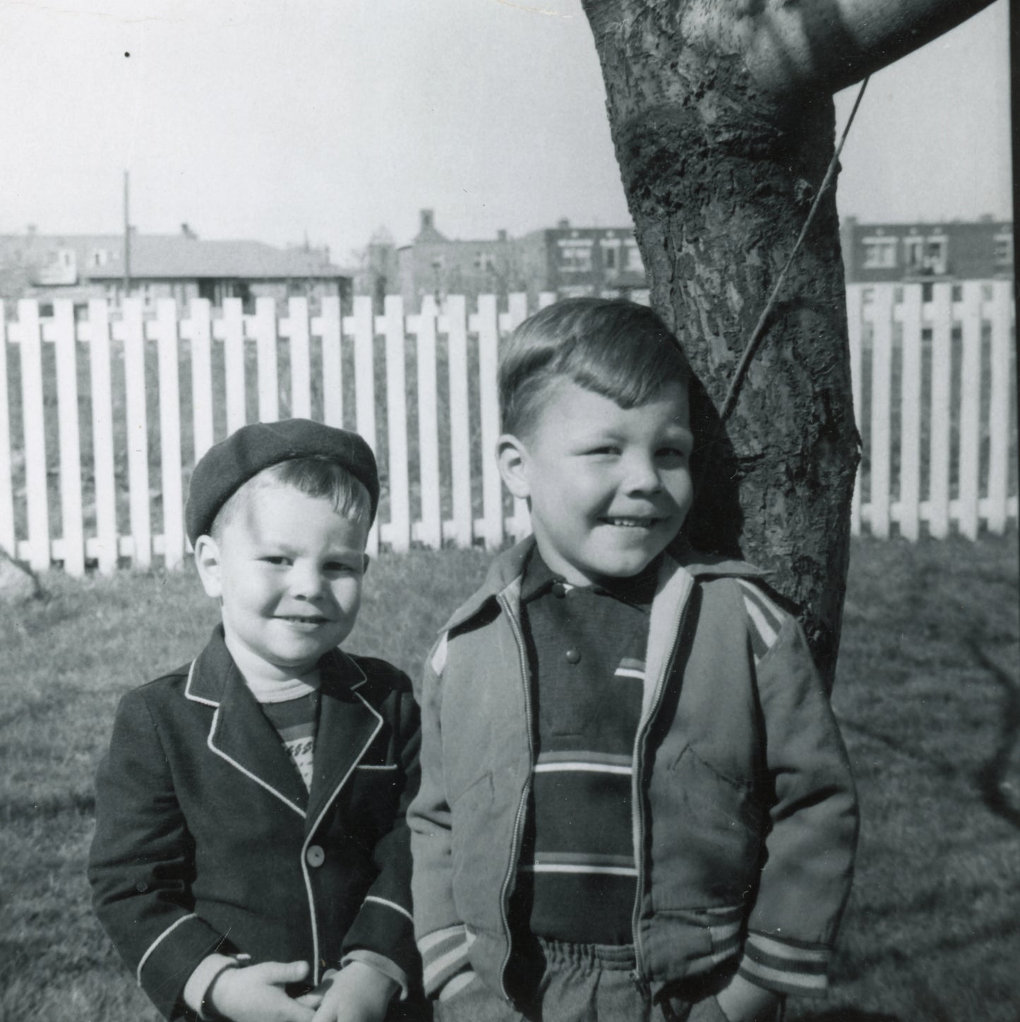 Enfants dans une cour