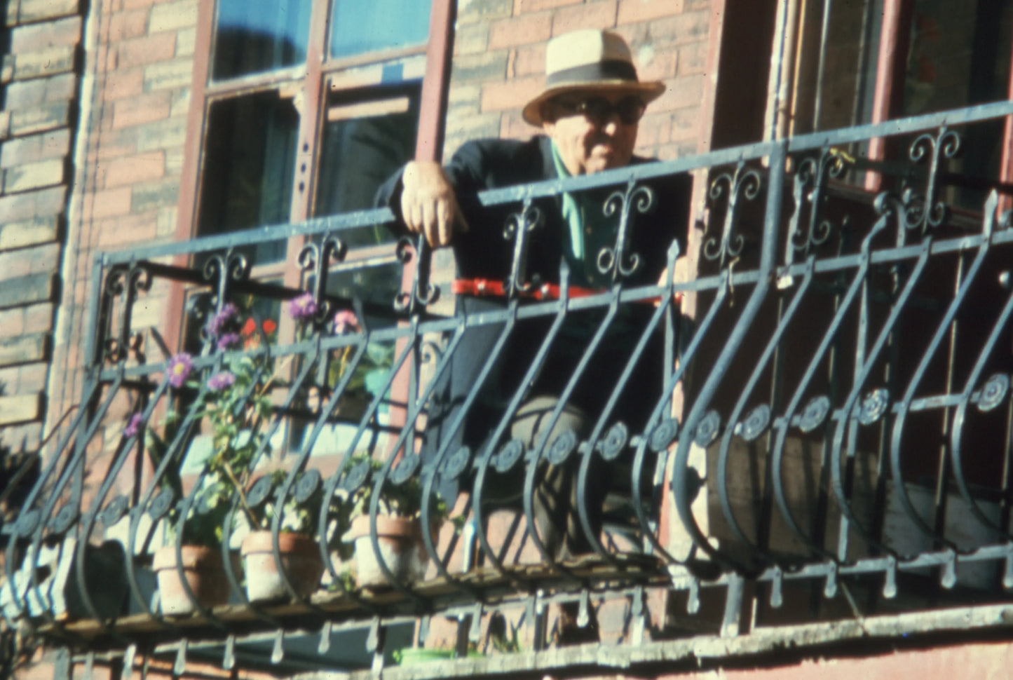 Homme sur son balcon