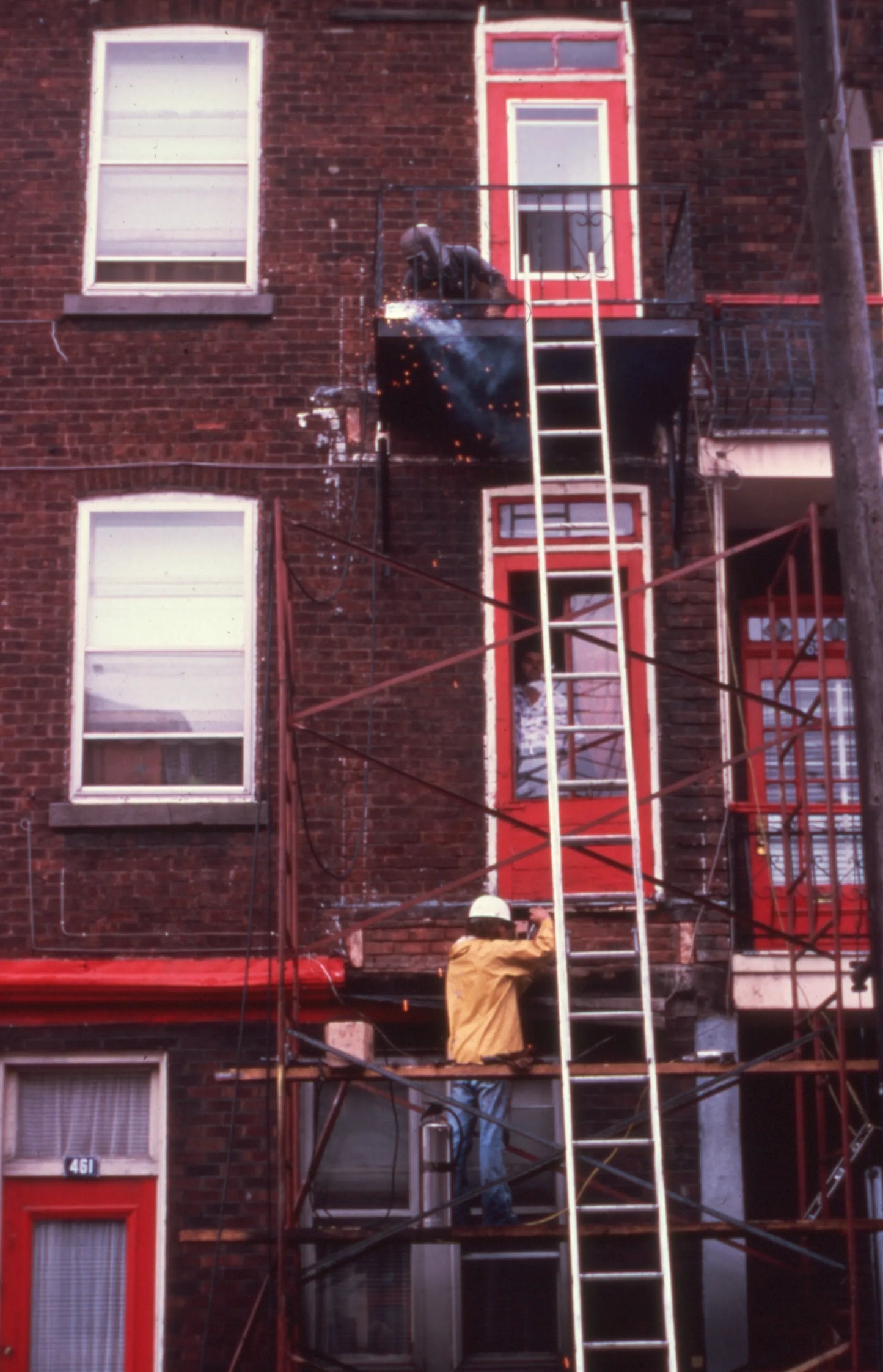 Ouvriers réparant des balcons