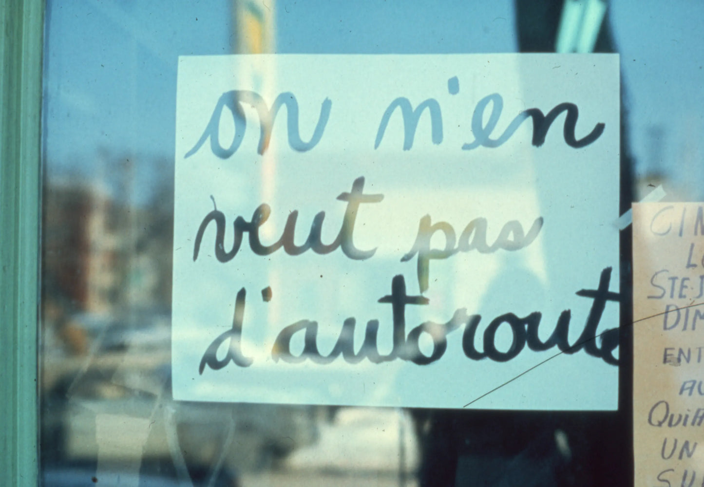 Affiche dans une vitrine
