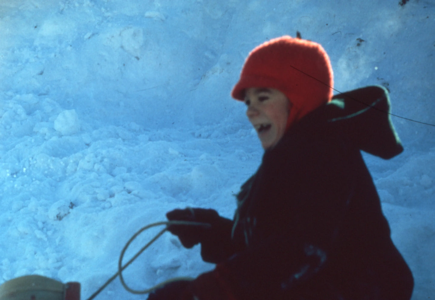 Enfant jouant dans la neige