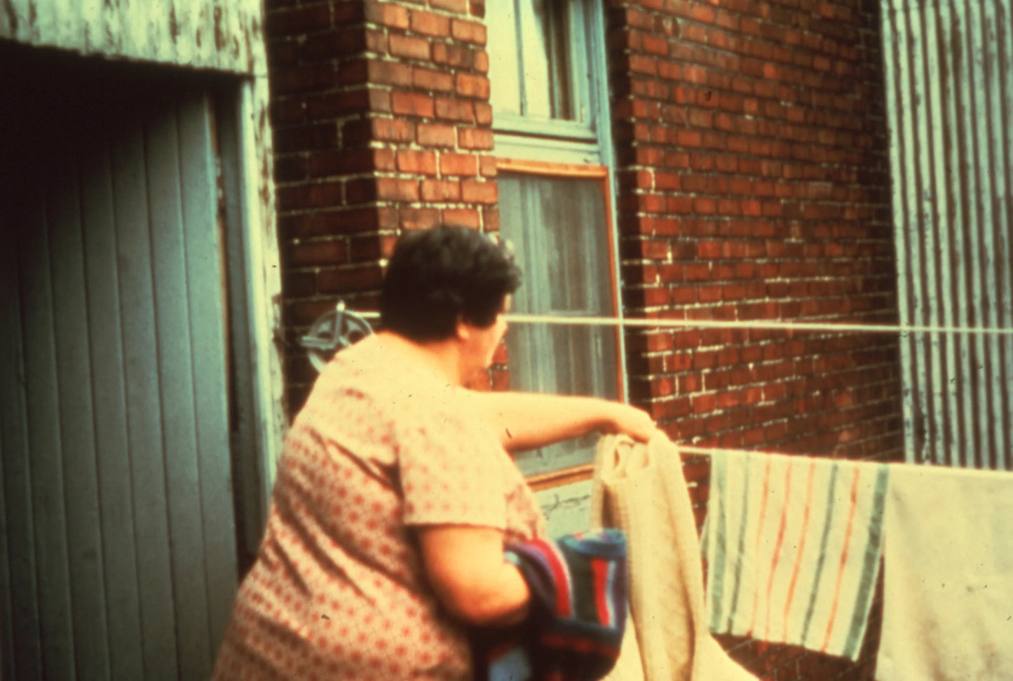 Femme étendant son linge
