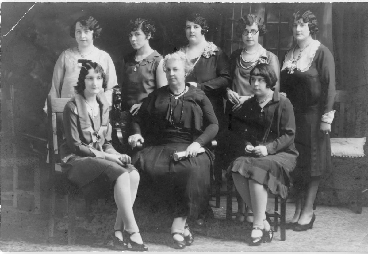 Femmes réunies à Noel 1929
