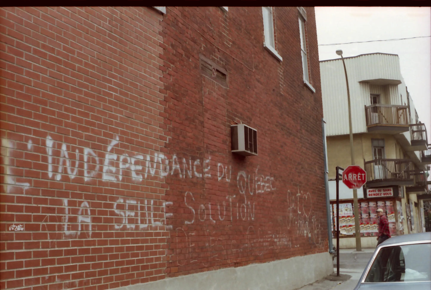 Mur graffité du triplex au coin sud-ouest des rues Cuvillier et Sainte-Catherine Est