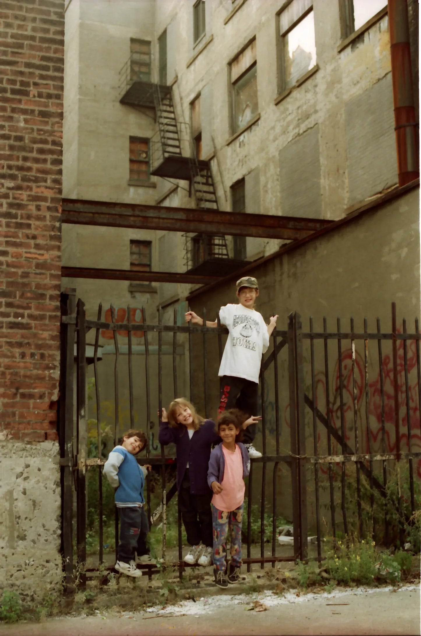 enfants et graffiti, derrière la Dufresne & Locke