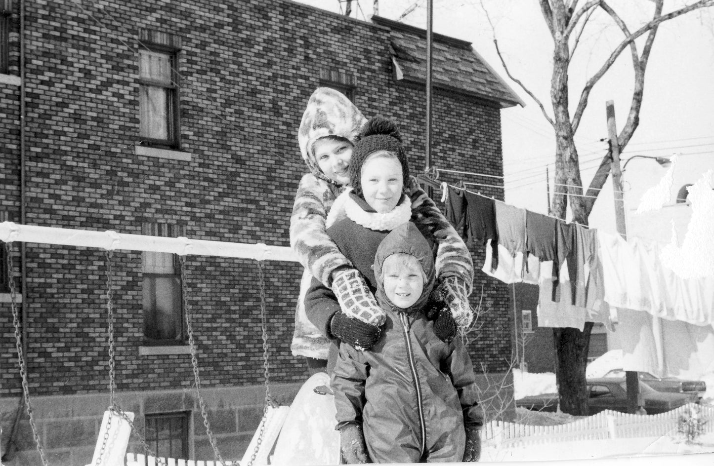 Caroline, Marie-Josée et Lucie Denis dans la cour du 1985 rue Baldwin
