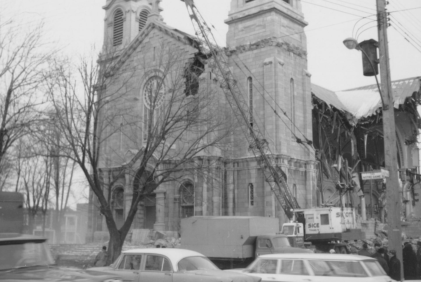 Démolition de l'église Saint-François d'Assise, février 1964