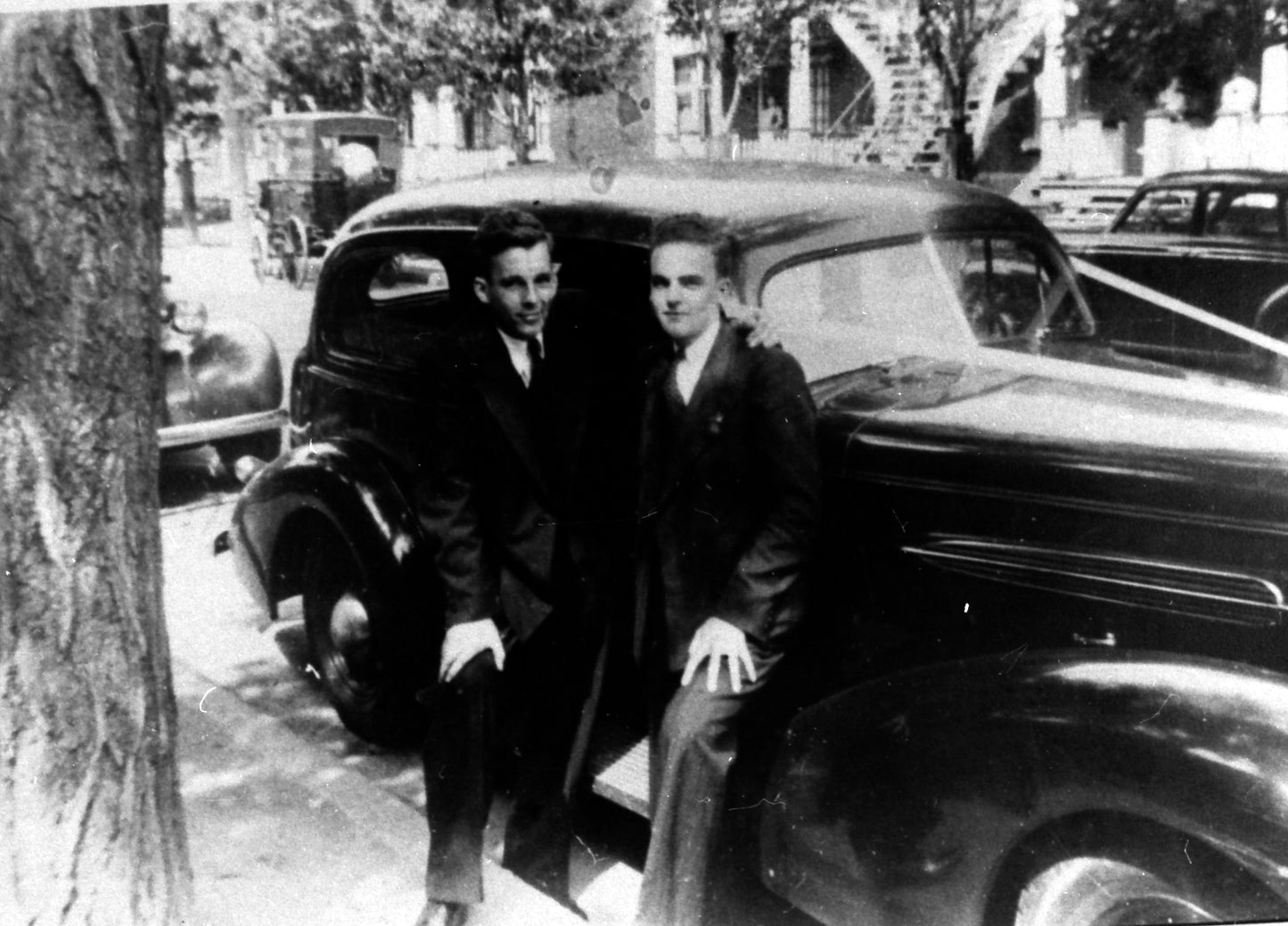 Deux jeunes hommes devant une automobile