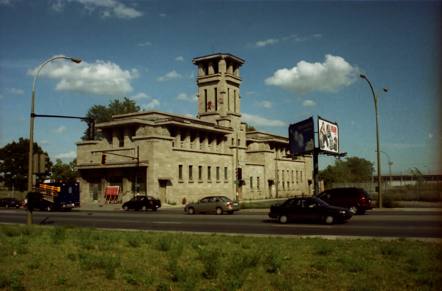 411 Letourneux, Caserne de pompiers