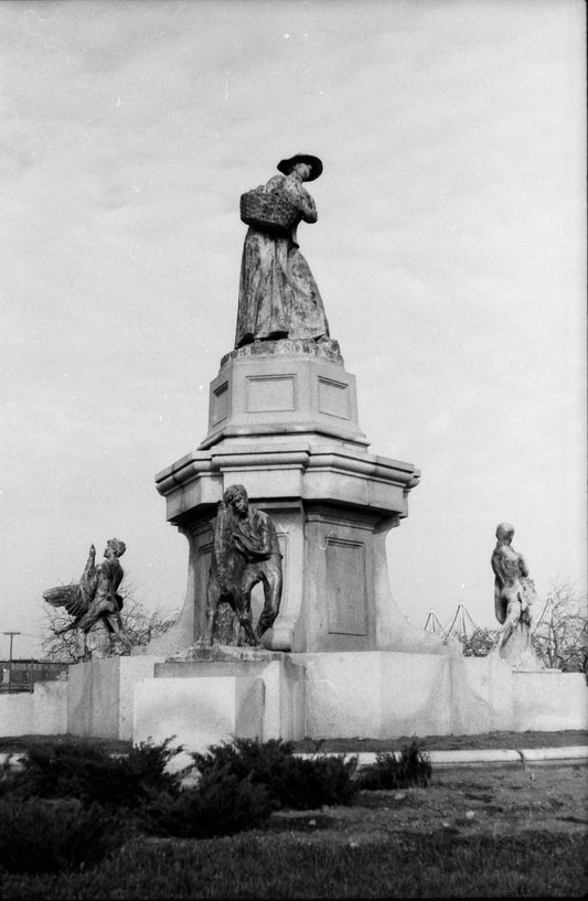 Statue La Fermière