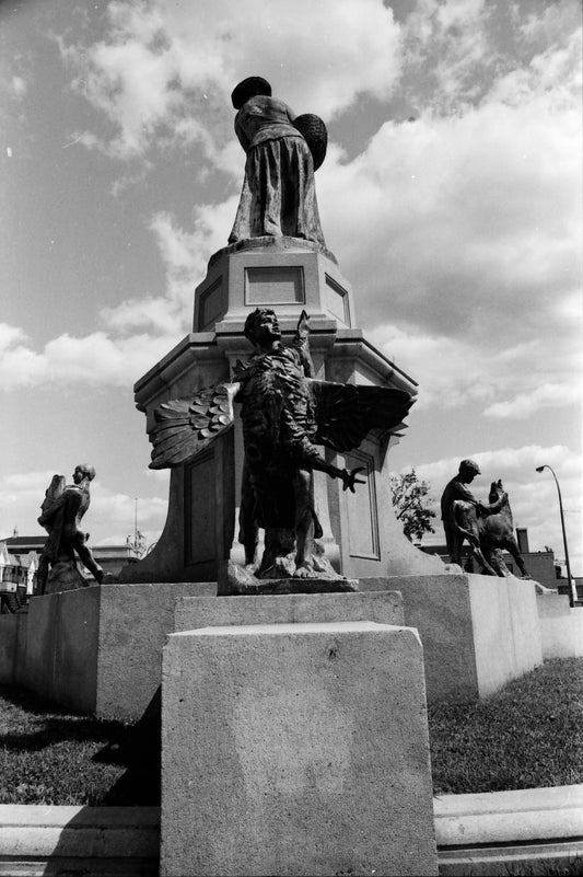 Vue arrière d'ensemble de la fontaine
