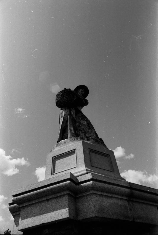 Statue La Fermière