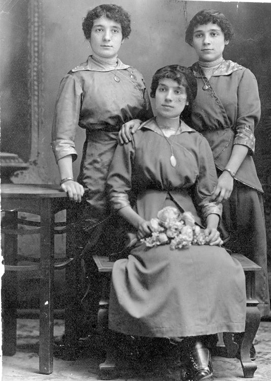 3 femmes prenant la pose